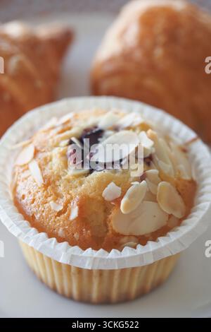 Frisch gebackener Mandelmuffin mit Gebäck auf dem Teller Stockfoto