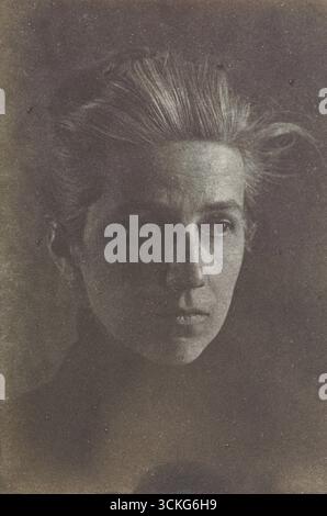 Porträtfoto von Amelia C. Van Buren, aufgenommen von dem amerikanischen Künstler Thomas Eakins um 1891. Ein eindrucksvolles Beispiel für Porträtfotografie aus dem späten 19. Jahrhundert mit dramatischer Beleuchtung und klanglichen Kontrasten. Stockfoto