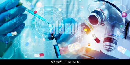 Nahaufnahme der Wissenschaftlerhand mit Pipette mit blauer Flüssigkeit im Reagenzglas unter Mikroskop, kombinierte digitale Grafik von Kapseln und Molekülen, Symbolizi Stockfoto