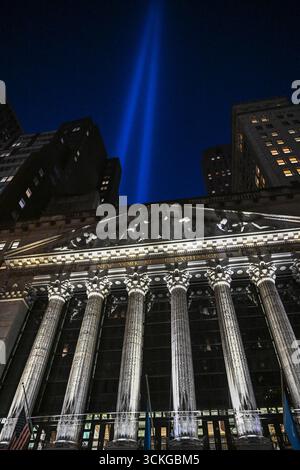 Der Tribute in Light wird über der New Yorker Börse zum 24. Jahrestag der Attentate von 9/11 am 11. September 2025 in New York beleuchtet Stockfoto