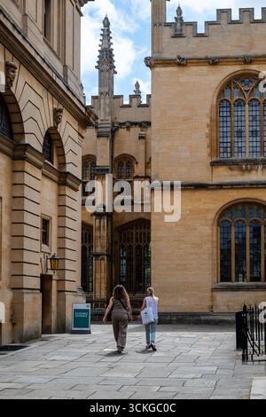 Oxford, Großbritannien 9. Juli 2025 Menschen gehen im Courtyard of Bodleian Library der Oxford University in England Stockfoto