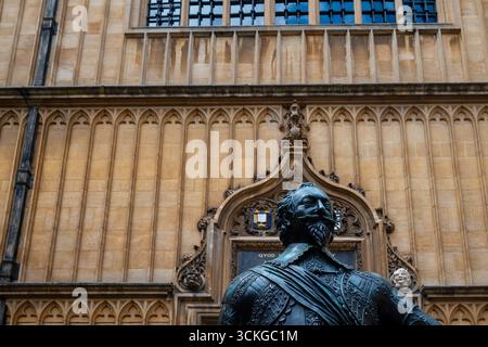 Oxford, Großbritannien, 9. Juli 2025 Statue von William Herbert, 3. Earl of Pembroke vor der Bodleian-Bibliothek Stockfoto