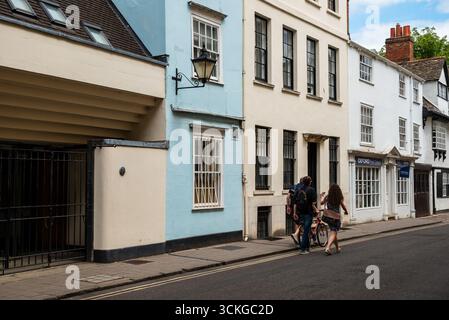 Oxford, Großbritannien 9. Juli 2025 Spaziergang entlang der historischen Holywell Street Stockfoto