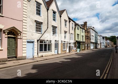 Oxford, Großbritannien 9. Juli 2025 Spaziergang entlang der historischen Holywell Street Stockfoto