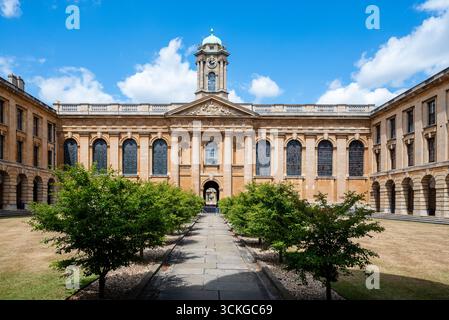 Oxford, Großbritannien, 9. Juli 2025 Innenhof des Queen's College an der University of Oxford, England Stockfoto