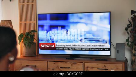 Beobachten, Screening und Person zu Hause mit Schlagzeilen, Nachrichten und Gesundheitswarnung in Pandemie-Update. Rundfunk, Medizin und Frau im Wohnzimmer Stockfoto