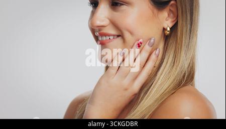 Happy, Hand und Frau im Studio mit nagellack, Blumendesign und trendigem Stil im Mockup-Bereich. Schönheit, Lächeln und weibliche Person mit Maniküre, Kunst Stockfoto