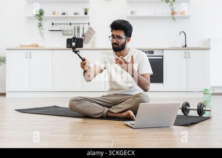 Mann zeichnet Fitness-Vlog zu Hause mit Fokus auf Sport und gesunde Lebensweise Stockfoto