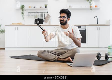 Mann zeichnet Fitness-Vlog zu Hause mit Fokus auf Sport und gesunde Lebensweise Stockfoto
