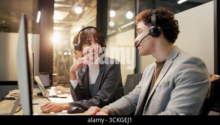 Headset-, Computer- und Callcenter-Berater mit Manager am Abend im Büro, um Feedback zu crm zu erhalten. Mitarbeiter für Kommunikation, Überstunden und technischen Support Stockfoto