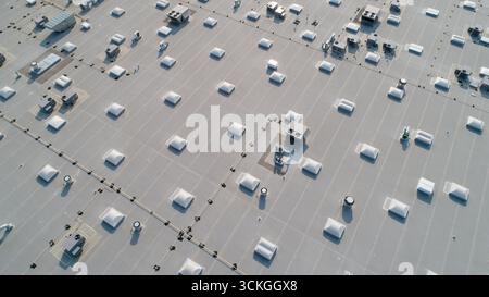 Ein großes Gebäude mit vielen Fenstern und Oberlichtern Stockfoto