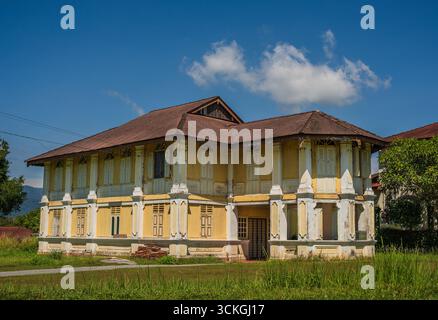 Ein traditionelles malaiisches Holzhaus mit kolonialen Einflüssen, mit erhöhten Stelzen, Gitterarbeiten und verwitterten Holzpaneelen. Das Hotel befindet sich in Perak, Malaien Stockfoto