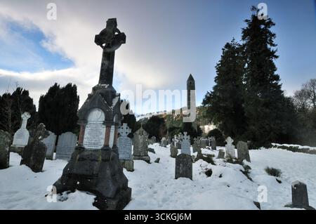 Der Friedhof von Glendalough, ein altes Kloster im Wicklow Mountains National Park, County Wicklow, Irleland, Europa Stockfoto