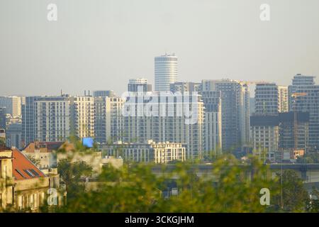 Belgrad Waterfront Area: сity Skyline mit Wohngebäuden und Wolkenkratzern. Urbane Architektur und zeitgenössischer Lebensstil in der Metropole Stockfoto