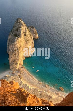 Wunderschöne Meereslandschaft mit felsigen Klippen und Booten an einem Strand in Griechenland Stockfoto