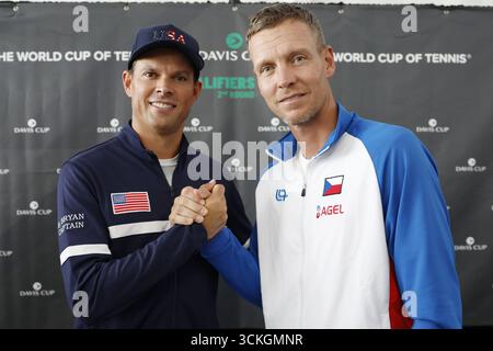 Bob Bryan (links), nicht spielender Kapitän der USA, und tschechischer nicht spielender Kapitän Tomas Berdych bei einer Pressekonferenz vor der US-Tschechischen Republik quali Stockfoto