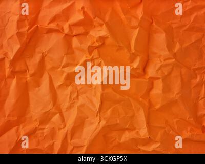 Hintergrund des zerknitterten orangen Papiers. Abstrakter Herbst-Hintergrund. Element für die Konstruktion. Stockfoto