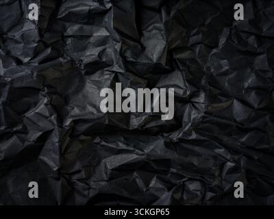 Hintergrund des zerknitterten schwarzen Papiers. Element für die Konstruktion. Stockfoto