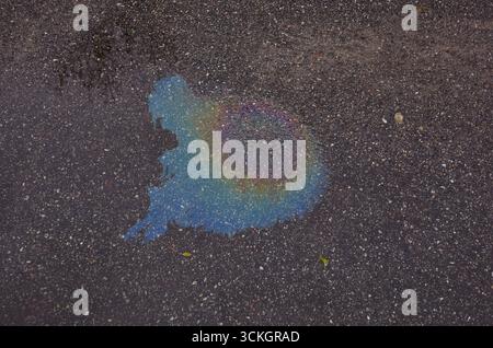 Farbe Kraftstoff Fleck auf Asphalt. Umweltverschmutzung in der Stadt Stockfoto