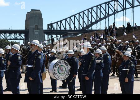Sydney, NSW, Australien. September 2025. Die NSW Mounted Police Unit feierte 200 Jahre lang ihren Dienst und war damit die älteste durchgehend montierte Polizeieinheit der Welt. Medien und Mitglieder der Community wurden eingeladen, an einer öffentlichen Straßenparade von Hyde Park Barracks teilzunehmen, die um 11:00 Uhr an der Macquarie Street entlang zum Sydney Opera House begann. Die Parade umfasste Offiziere und Truppenpferde, ein Kontingent pensionierter Offiziere und eine Polizeibande. Die Menschen hatten die Möglichkeit, mit den Truppenpferden zu interagieren, nachdem die Formalitäten beendet waren. Richard Milnes/Alamy Live News Stockfoto