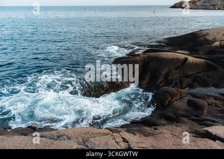Felsige Küste mit Wellen, die gegen die Küste krachen. Lofoten-Inseln, Norwegen Stockfoto