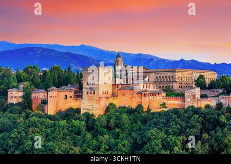 Alhambra von Granada, Spanien. Alhambra-Festung bei Sonnenuntergang. Stockfoto