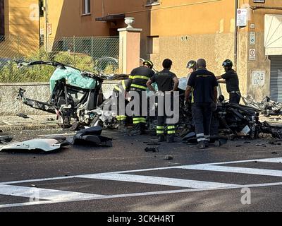 Bologna 12/09/2025 UN giovane di 18 anni, di origine albanese, morto poco prima dell'alba a Bologna, in un incidente stradale avvenuto durante un inseguimento con la Polizia. IL fatto accaduto in der Via Murri. La vettura sulla quale viaggiava il ragazzo, insieme ad un altro giovane di 19 anni, anche lui albanese, rimasto gravemente ferito, si schiantata a forte velocitˆ contro un palo e successivamente contro un muro, disintegrandosi. Sul posto sono intervenute le forze dell'ordine per i rilievi necessary ari a chiarire la dinamica dei fatti. Foto : Michele Nucci/LaPresse Stockfoto