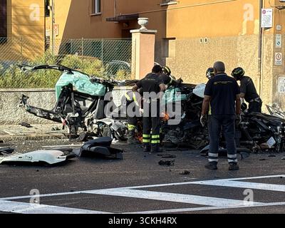 Bologna 12/09/2025 UN giovane di 18 anni, di origine albanese, morto poco prima dell'alba a Bologna, in un incidente stradale avvenuto durante un inseguimento con la Polizia. IL fatto accaduto in der Via Murri. La vettura sulla quale viaggiava il ragazzo, insieme ad un altro giovane di 19 anni, anche lui albanese, rimasto gravemente ferito, si schiantata a forte velocitˆ contro un palo e successivamente contro un muro, disintegrandosi. Sul posto sono intervenute le forze dell'ordine per i rilievi necessary ari a chiarire la dinamica dei fatti. Foto : Michele Nucci/LaPresse Stockfoto