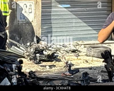 Bologna 12/09/2025 UN giovane di 18 anni, di origine albanese, morto poco prima dell'alba a Bologna, in un incidente stradale avvenuto durante un inseguimento con la Polizia. IL fatto accaduto in der Via Murri. La vettura sulla quale viaggiava il ragazzo, insieme ad un altro giovane di 19 anni, anche lui albanese, rimasto gravemente ferito, si schiantata a forte velocitˆ contro un palo e successivamente contro un muro, disintegrandosi. Sul posto sono intervenute le forze dell'ordine per i rilievi necessary ari a chiarire la dinamica dei fatti. Foto : Michele Nucci/LaPresse Stockfoto