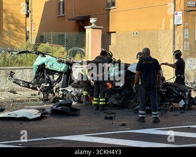 Bologna 12/09/2025 UN giovane di 18 anni, di origine albanese, morto poco prima dell'alba a Bologna, in un incidente stradale avvenuto durante un inseguimento con la Polizia. IL fatto accaduto in der Via Murri. La vettura sulla quale viaggiava il ragazzo, insieme ad un altro giovane di 19 anni, anche lui albanese, rimasto gravemente ferito, si schiantata a forte velocitˆ contro un palo e successivamente contro un muro, disintegrandosi. Sul posto sono intervenute le forze dell'ordine per i rilievi necessary ari a chiarire la dinamica dei fatti. Foto : Michele Nucci/LaPresse Stockfoto