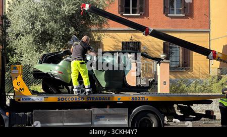Bologna 12/09/2025 UN giovane di 18 anni, di origine albanese, morto poco prima dell'alba a Bologna, in un incidente stradale avvenuto durante un inseguimento con la Polizia. IL fatto accaduto in der Via Murri. La vettura sulla quale viaggiava il ragazzo, insieme ad un altro giovane di 19 anni, anche lui albanese, rimasto gravemente ferito, si schiantata a forte velocitˆ contro un palo e successivamente contro un muro, disintegrandosi. Sul posto sono intervenute le forze dell'ordine per i rilievi necessary ari a chiarire la dinamica dei fatti. Foto : Michele Nucci/LaPresse Stockfoto
