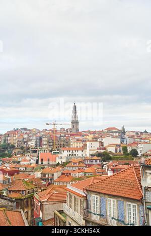 Porto, Portugal - 12.25.2022: Atemberaubender Panoramablick auf die Stadt mit einem majestätischen Wahrzeichen und wunderschönen Dächern Stockfoto
