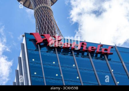 Schild mit dem Westfield Sydney Shopping Centre am Gebäude unter dem Sydney Tower in Sydney, Australien. Stockfoto