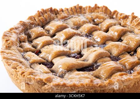 Traditioneller Pastafrola-Kuchen mit Guave-Füllung, auch bekannt als kubanische präparate, isoliert auf weißem Hintergrund Stockfoto
