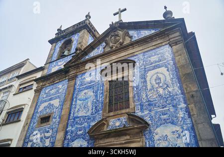 Porto, Portugal - 12.25.2022: Die atemberaubende und exquisite BlueTiled Fassade einer Kirche in einer bezaubernden historischen Stadt Stockfoto