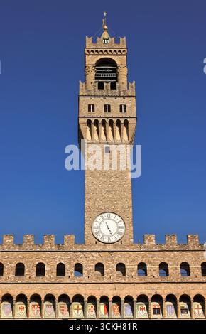 320 Turm Torre di Arnolfo überragt den Palazzo Vecchio, erbaut 1299–1314, mittelalterliches Gebäude bis zum 16. Jahrhundert Florenz-Toskana. Stockfoto