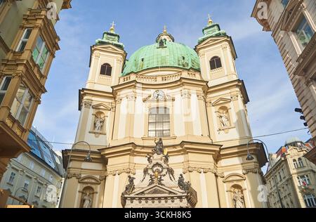 WIEN, ÖSTERREICH - 10.10.2022: Erleben Sie die atemberaubende barocke Kirchenfassade mit wunderschönen grünen Kuppeln Stockfoto