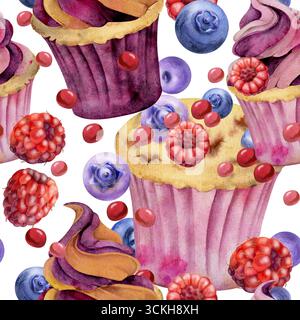 Muffins in Aquarellfarben, Cupcakes in Papierverpackung mit einer Mischung aus frischen Waldbeeren und Creme-Topping. Handgemaltes Dessert nahtloses Muster für Stockfoto
