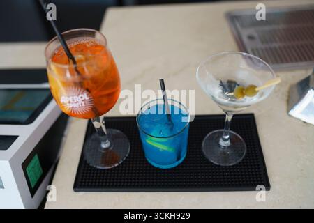 Crema, Italien - 25. August 2025 drei erfrischende Cocktails auf einer Bar, die Sie in einem modernen Hotel mit elegantem Design und Contempo genießen können Stockfoto