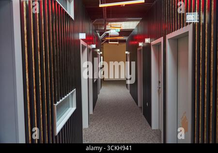 Ljubljana, Slowenien - 10. Oktober 2022: Korridor mit Hotelzimmern. Nummernschilder für die Zimmer Stockfoto