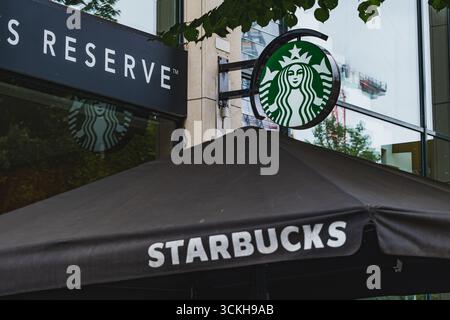 Starbucks Coffee Shop mit Markenlogo an der Außenseite eines Gebäudes Stockfoto