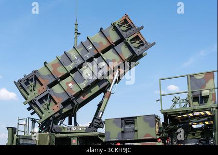 Der Transporter-Aufrichtwerfer eines Boden-Luft-Raketensystems MIM-104 Patriot. Vier Patriot PAC-2- oder sechzehn Patriot PAC-3-Raketen können abgefeuert werden Stockfoto