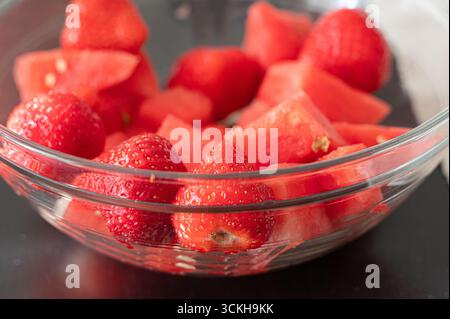 Eine bunte Mischung aus frischen Erdbeeren und saftiger Wassermelone, perfekt für Sommer-Snacks oder gesunde Desserts Stockfoto