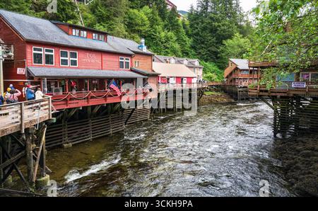 Ketchikan's Creek Street, früher ein berüchtigtes Rotlichtviertel, ist auf Pfählen entlang des Ketchikan Creek gebaut, wo IF durch das Stadtzentrum fließt. Stockfoto