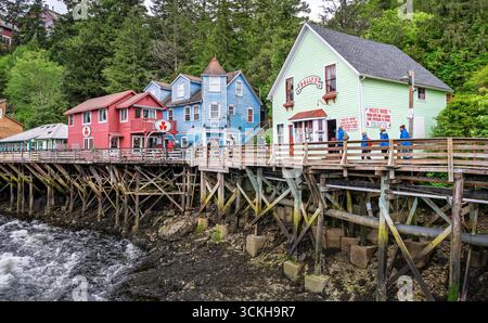 Ketchikan's Creek Street, früher ein berüchtigtes Rotlichtviertel, ist auf Pfählen entlang des Ketchikan Creek gebaut, wo IF durch das Stadtzentrum fließt. Stockfoto