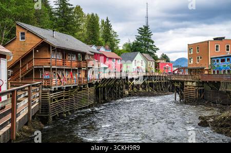 Ketchikan's Creek Street, früher ein berüchtigtes Rotlichtviertel, ist auf Pfählen entlang des Ketchikan Creek gebaut, wo IF durch das Stadtzentrum fließt. Stockfoto