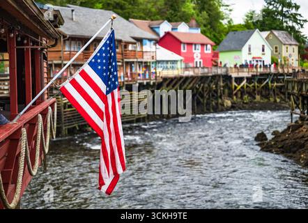 Ketchikan's Creek Street, früher ein berüchtigtes Rotlichtviertel, ist auf Pfählen entlang des Ketchikan Creek gebaut, wo IF durch das Stadtzentrum fließt. Stockfoto