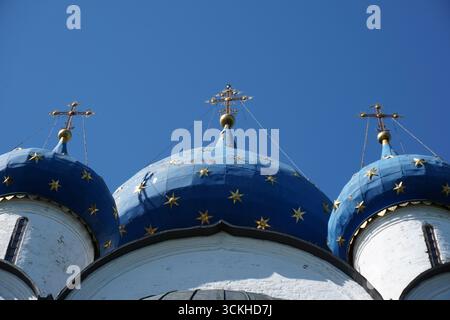 Blaue Sternzwiebelkuppeln einer orthodoxen Kirche in Suzdal Stockfoto