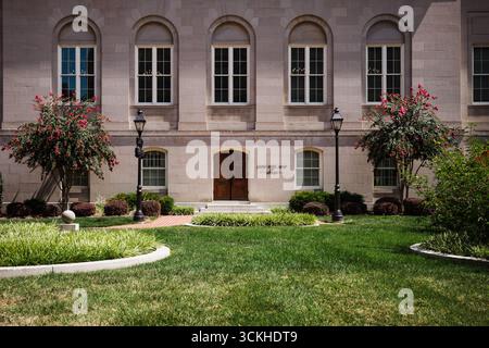 Fassade des E. Barrett Prettyman Courthouse mit Landschaftsgestaltung Stockfoto