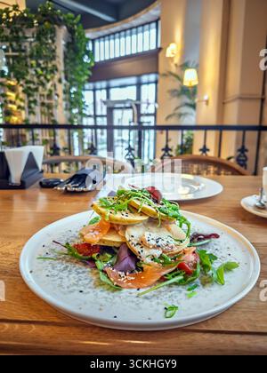 Gourmet-Maispfannkuchen mit Räucherlachs. Premium-Frühstücksgericht. Gourmet-Maisfritter mit Räucherlachs: Elegantes Frühstück oder Brunch mit Stockfoto